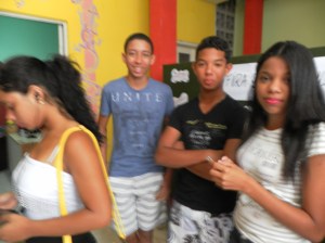 jovens confirmando matrículas