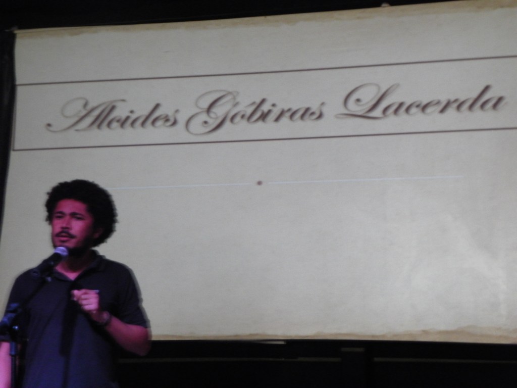 Poema abre Biblioteca Alcides&nbsp;Lacerda