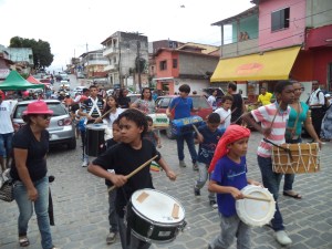 Banda percussiva na Caminhada Cultura