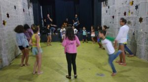 ensaiando a quadrilha junina