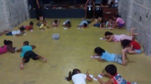 meninos relaxados, lendo gibis