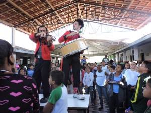 Cia Pé de Cana em escola municipal parceira do Viola de Bolso