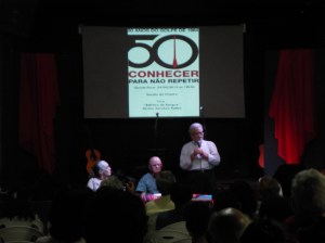 Emiliano José fala ao público